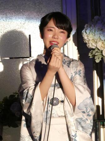 歌唱する梅谷心愛