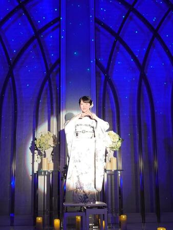 星空のような照明に照らされ、ポーズを決める梅谷心愛