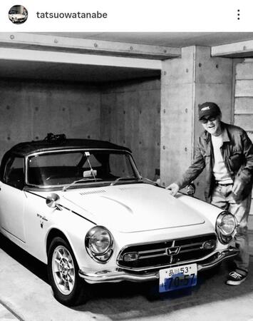 愛車と渡辺達生さん。インスタグラム＠ｔａｔｓｕｏｗａｔａｎａｂｅ（２５年１２月４日付）より