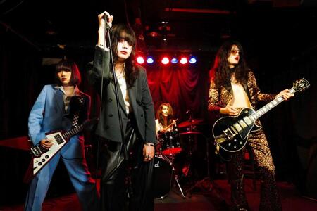 ベースの城戸“ＲＯＳＩＥ＂ヒナコ（左）の脱退を発表した暴動クラブ