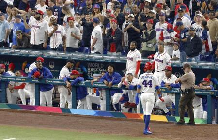 　米国に敗れてベンチで肩を落とすドミニカ共和国の選手たち