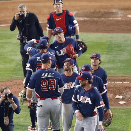 　ドミニカ共和国に競り勝って喜ぶ米国の選手たち