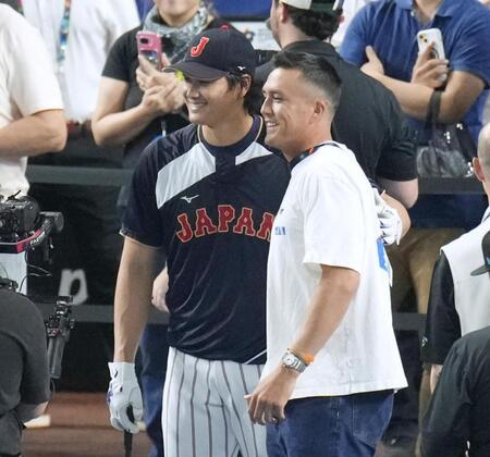 　練習時に笑顔の大谷（左）とヌートバー＝マイアミ（共同）