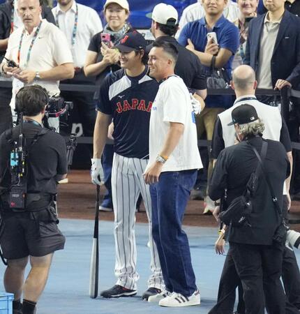 　練習時に笑顔の大谷（左）とヌートバー＝マイアミ（共同）