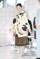 森英恵の衣装で登場した八木莉可子（撮影・吉澤敬太）