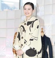 笑顔を見せる八木莉可子（撮影・吉澤敬太）