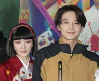 　公開通し稽古を行った生駒里奈（左）と小池徹平