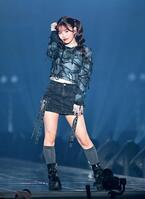 ランウェイでポーズを決めるＦＲＵＩＴＳ　ＺＩＰＰＥＲの月足天音