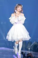 ランウェイを歩くＦＲＵＩＴＳ　ＺＩＰＰＥＲの仲川瑠夏