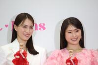 笑顔を見せる笹川友里（左）と渋谷凪咲