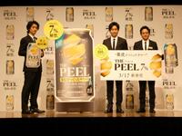 撮影に応じる（左から）斎藤工、大泉洋、池松壮亮