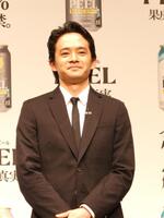 会見に登場した池松壮亮