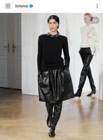 青木裕子が一目惚れしたジャケットのブランド・ＴＯＴＥＭＥの公式インスタグラム＠ ｔｏｔｅｍｅより