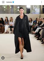 青木裕子が一目惚れしたジャケットのブランド・ＴＯＴＥＭＥの公式インスタグラム＠ ｔｏｔｅｍｅより