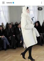 青木裕子が一目惚れしたジャケットのブランド・ＴＯＴＥＭＥの公式インスタグラム＠ ｔｏｔｅｍｅより