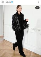 青木裕子が一目惚れしたジャケットのブランド・ＴＯＴＥＭＥの公式インスタグラム＠ ｔｏｔｅｍｅより