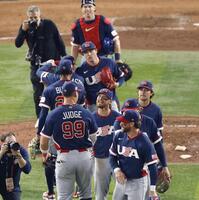 　ドミニカ共和国に競り勝って喜ぶ米国の選手たち