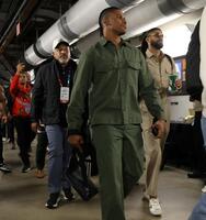 試合を終え引き上げるタティスJr.（右）らドミニカナイン（撮影・伊藤笙子）