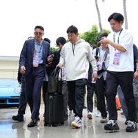 宿舎を後にする侍ジャパン・井端監督（中央）＝１５日