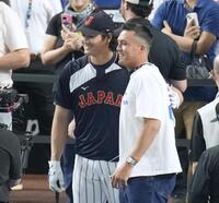 　練習時に笑顔の大谷（左）とヌートバー＝マイアミ（共同）