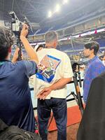 　東京Ｔシャツで球場に現れたヌートバー＝１４日