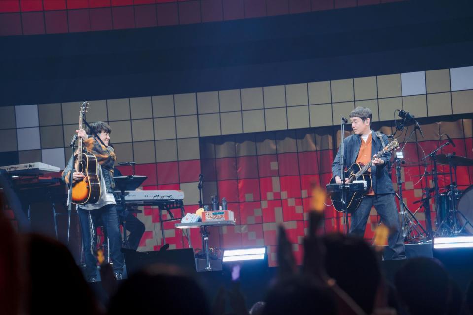 いきものがかりの２０周年記念フェスに出演したゆず（撮影・白重聡一郎）