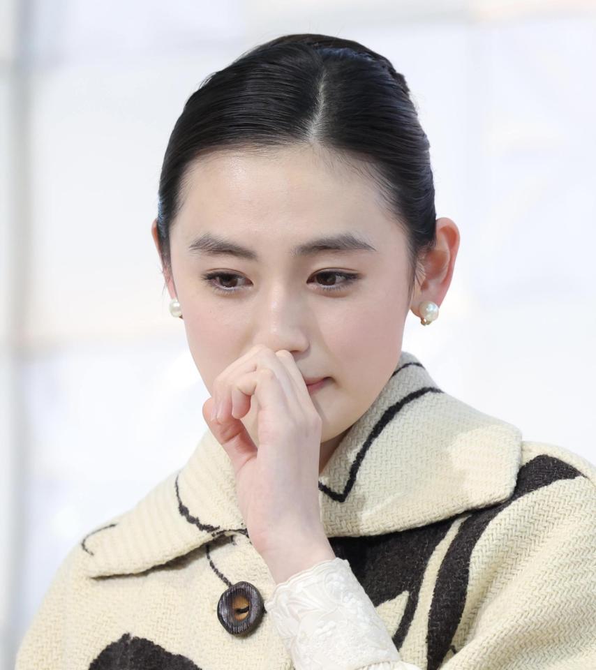 ビデオメッセージを見て感動する八木莉可子（撮影・吉澤敬太）