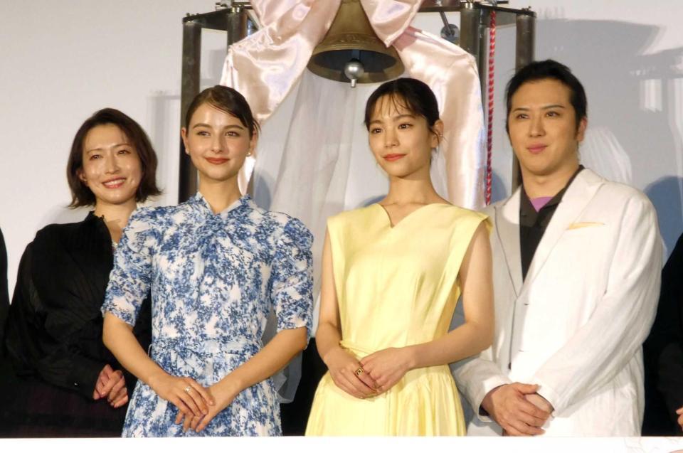 　舞台あいさつに登場した（左から）名塚佳織、嵐莉菜、當真あみ、尾上松也