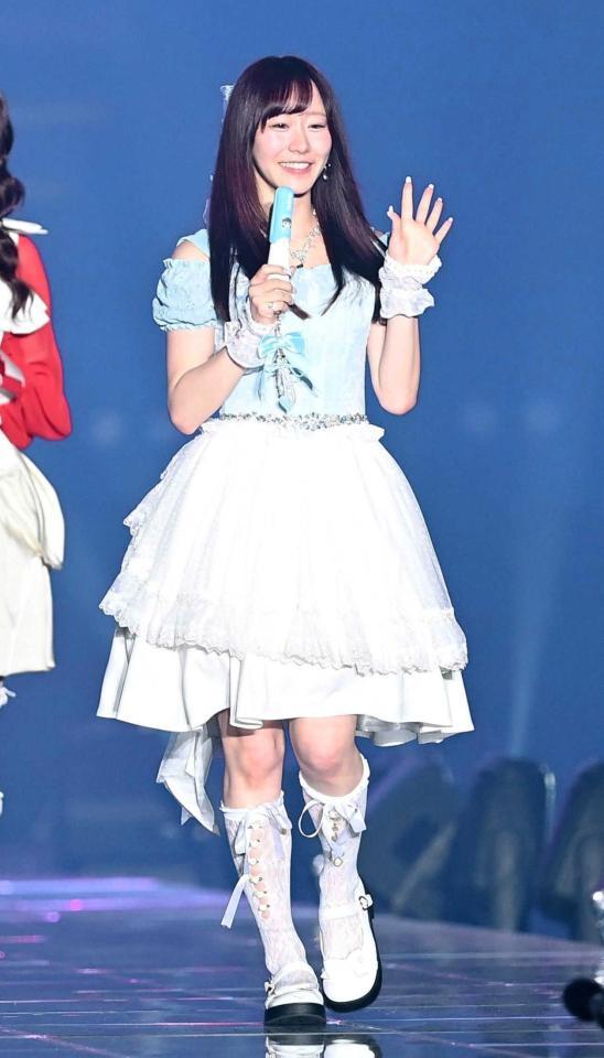 ランウェイを歩くＦＲＵＩＴＳ　ＺＩＰＰＥＲの真中まな