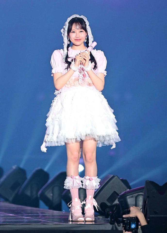 ランウェイで笑顔をふりまく松本かれん