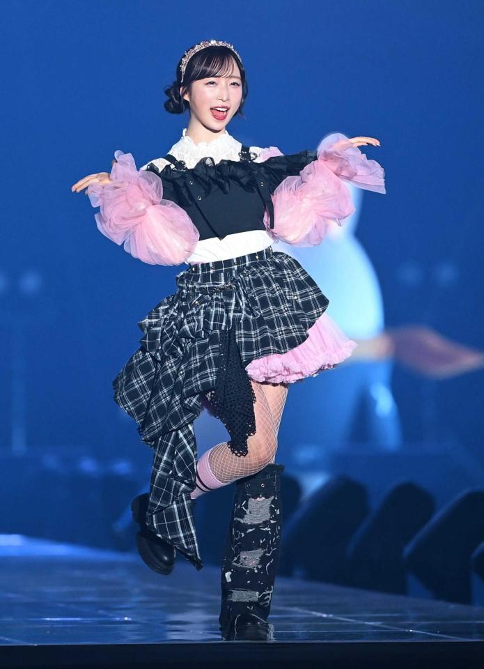 ランウェイで投げキッスするＡＫＢ４８の小栗有以