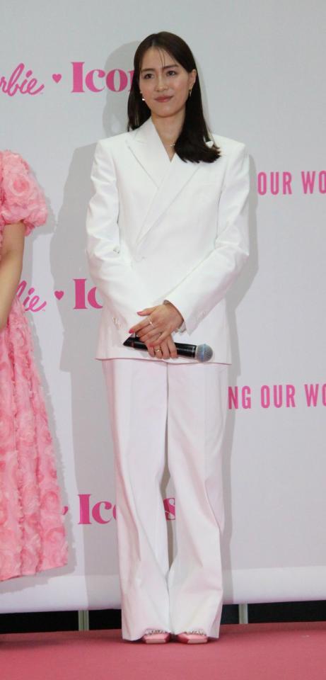 白のスーツで登壇した笹川友里