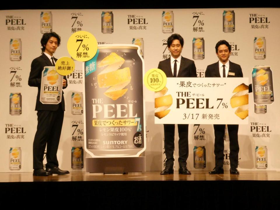 撮影に応じる（左から）斎藤工、大泉洋、池松壮亮