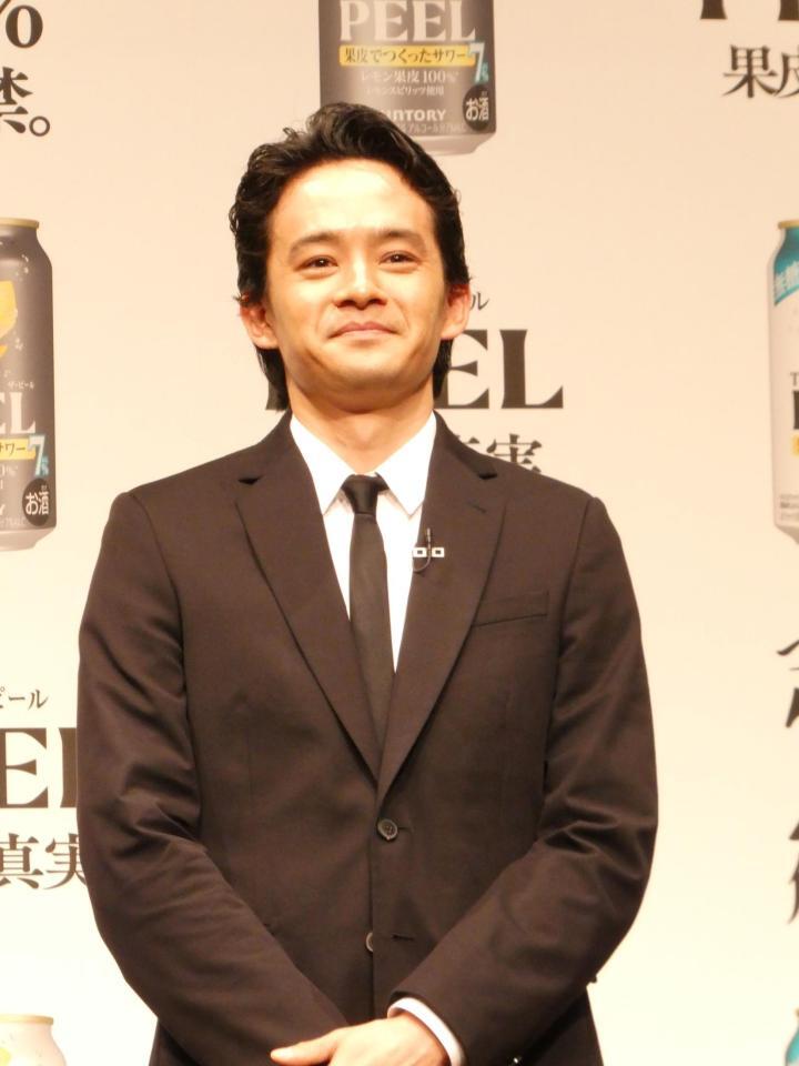 会見に登場した池松壮亮