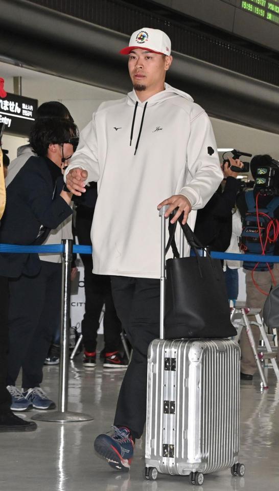 帰国した佐藤輝（撮影・持木克友）