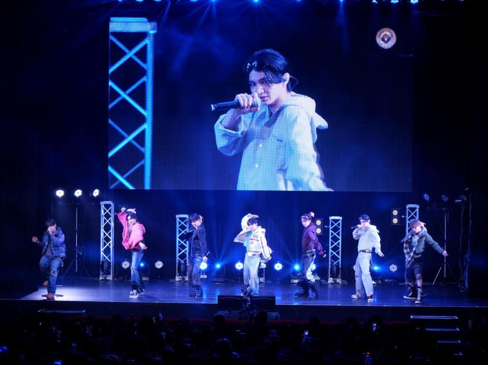 パフォーマンスを行ったａｏｅｎ