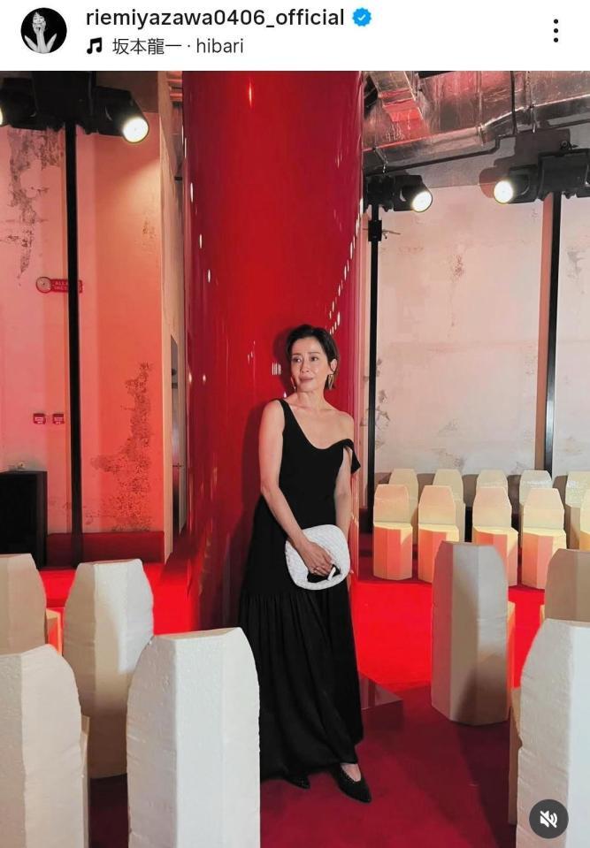 ボッテガのショーで。宮沢りえのインスタグラム＠ｒｉｅｍｉｙａｚａｗａ０４０６＿ｏｆｆｉｃｉａｌ（３月２日付）より 