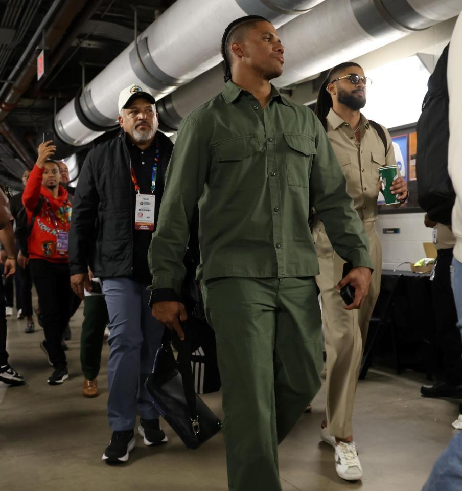 試合を終え引き上げるタティスJr.（右）らドミニカナイン（撮影・伊藤笙子）