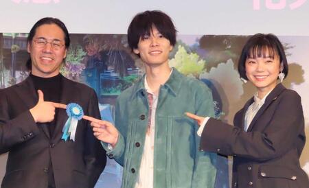 　（左から）四宮義俊監督、萩原利久、古川琴音