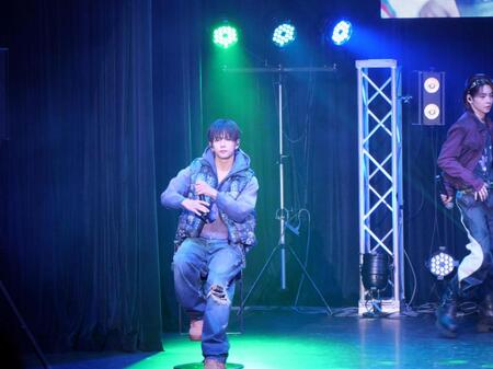 足のけがの影響で椅子に座ってパフォーマンスした琉楓