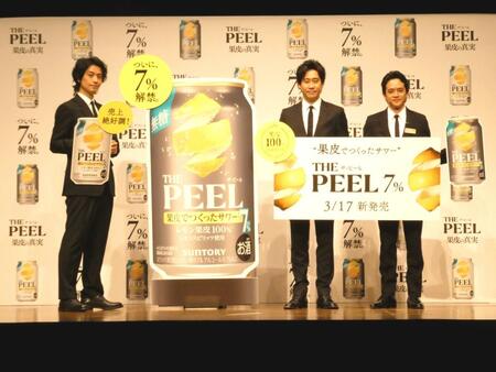 撮影に応じる（左から）斎藤工、大泉洋、池松壮亮