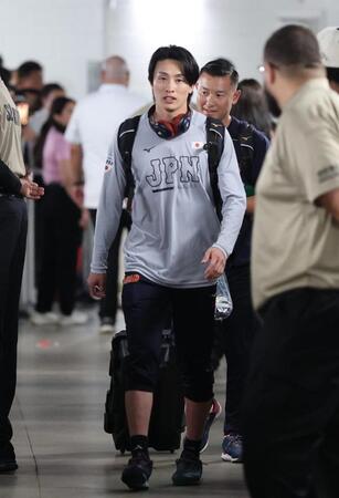 準々決勝でベネズエラに敗れ、宿舎に向かう周東＝３月１４日