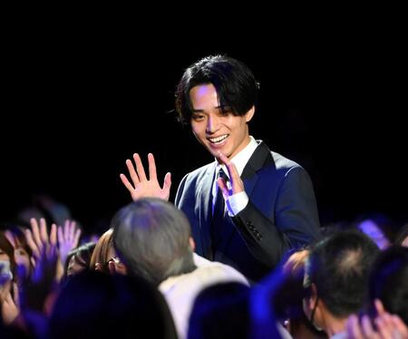 客席から登壇する永瀬廉＝Ｚｅｐｐ　Ｈａｎｅｄａ（撮影・堀内翔）