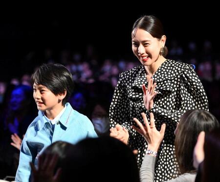 客席を通って登場した矢崎滉（左）と戸田恵梨香＝Ｚｅｐｐ　Ｈａｎｅｄａ（撮影・堀内翔）