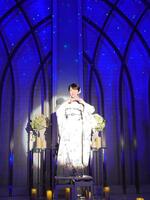 星空のような照明に照らされ、ポーズを決める梅谷心愛