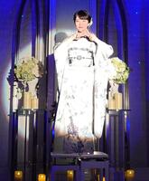 　星空のような照明に照らされる梅谷心愛