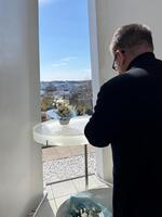 ３月１１日に「気仙沼市東日本大震災追悼式」に出席し、故郷である気仙沼で手を合わせる生島ヒロシ