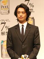 会見に登壇した斎藤工