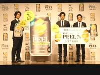 撮影に応じる（左から）斎藤工、大泉洋、池松壮亮