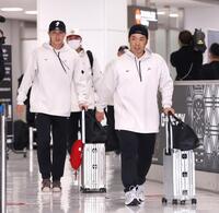 帰国した近藤（右）と周東